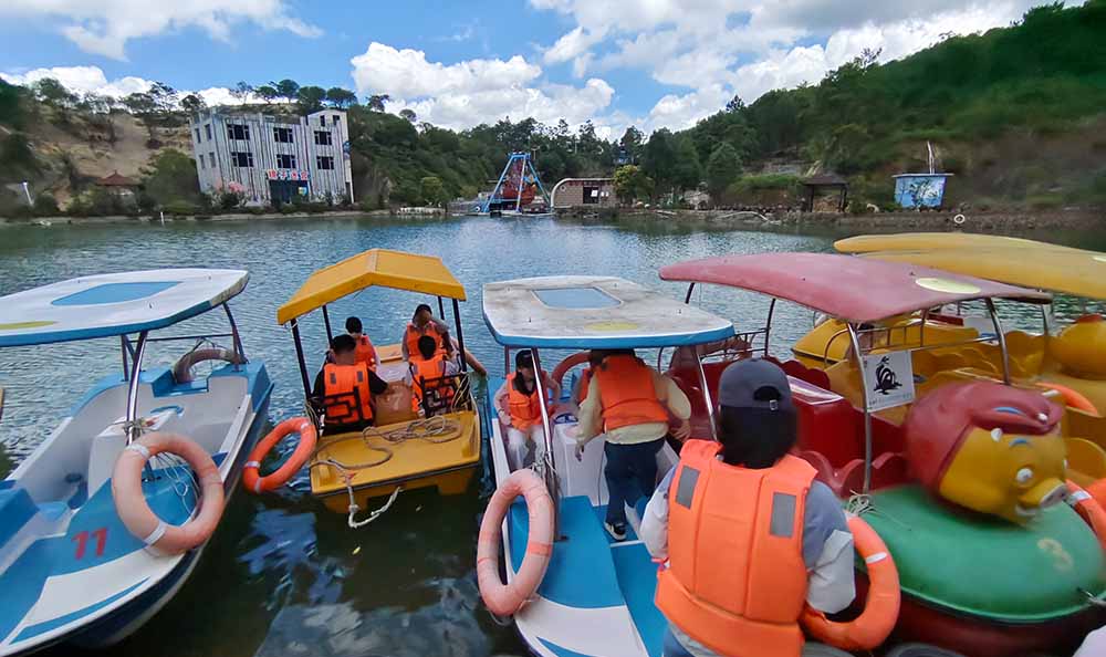 A Passionate and Joyful Journey to Luojiang Park